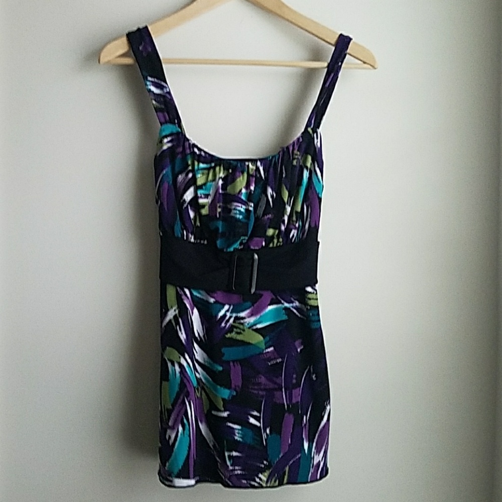 Sleeveless top with black belt band and back tie